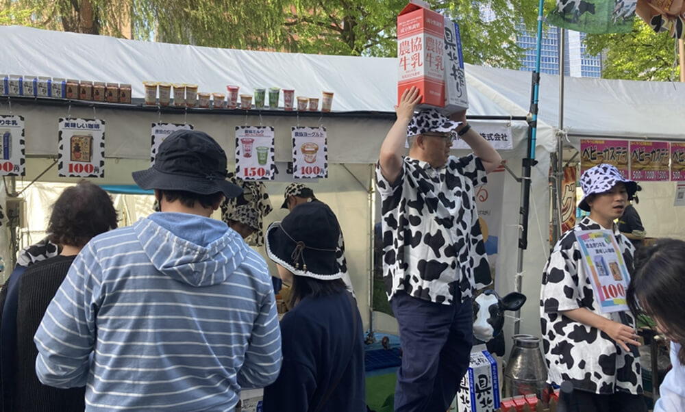 イベントで自社製品をアピールするスタッフ