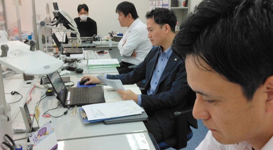 営業部仕事風景